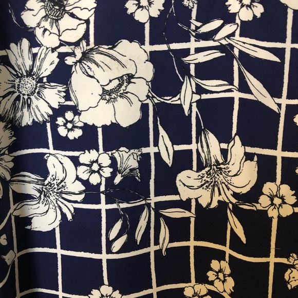 Express Short Sleeve Blouse - Picture 2 of 5